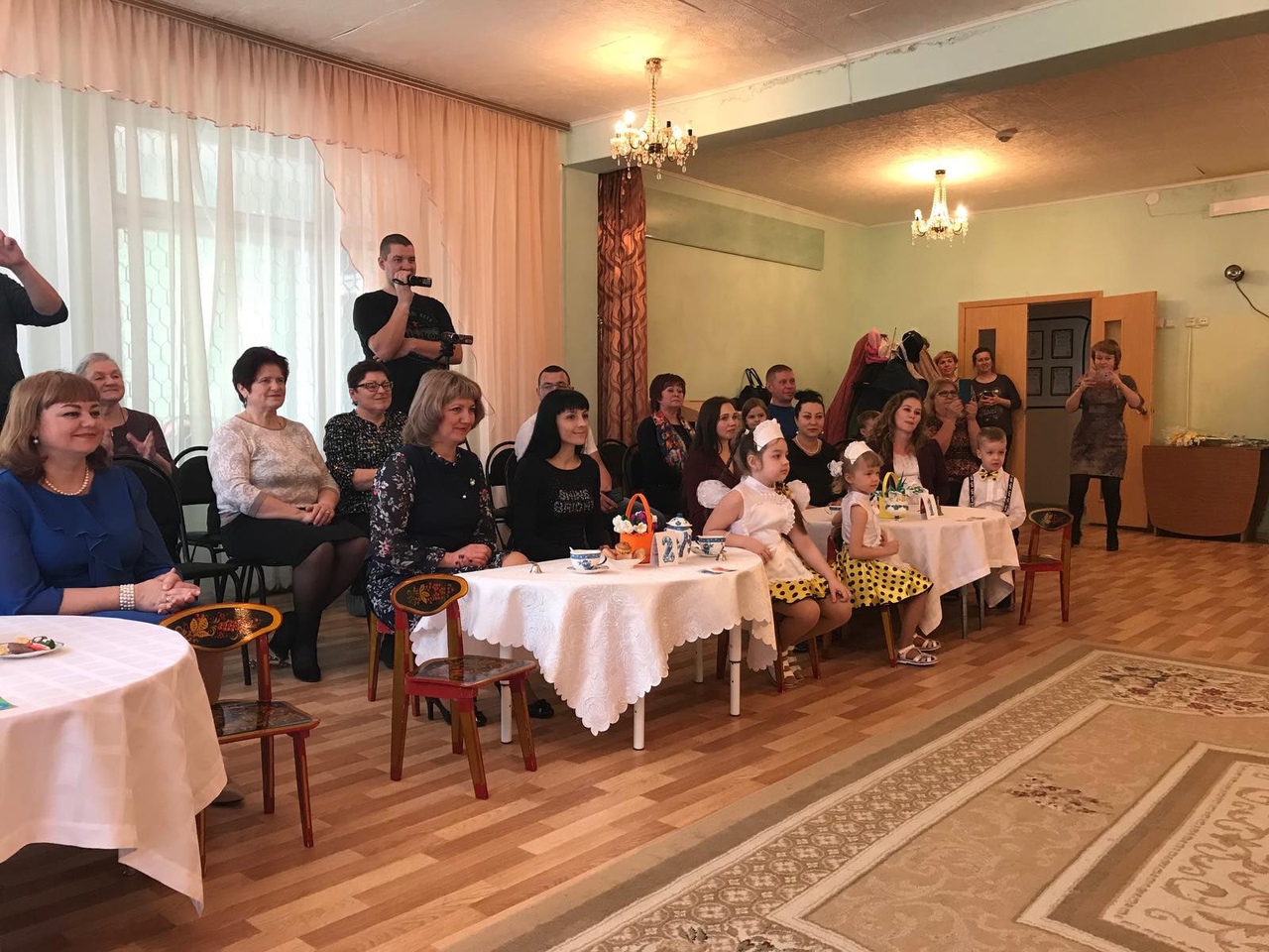 Ах, какой нарядный детский сад - это мамин праздник у ребят